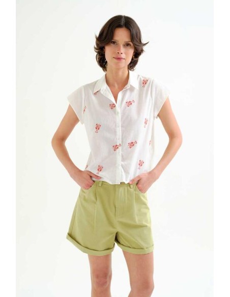 CAMISA CON BORDADO DE LANGOSTA ROJA.