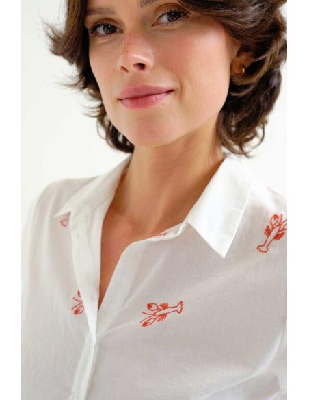 CAMISA CON BORDADO DE LANGOSTA ROJA.