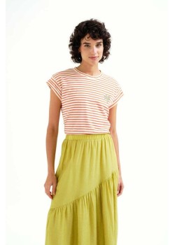 CAMISETA CON ESTAMPADO DE RAYAS BLANCO Y ROJO.