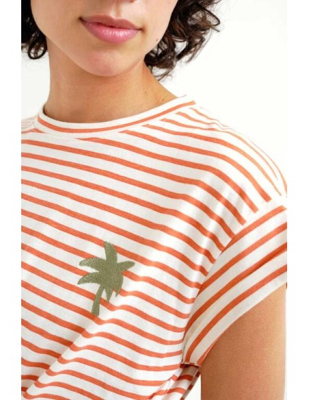 CAMISETA CON ESTAMPADO DE RAYAS BLANCO Y ROJO.