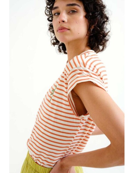 CAMISETA CON ESTAMPADO DE RAYAS BLANCO Y ROJO.