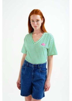 CAMISETA CON ESTAMPADO DE RAYAS BLANCO Y VERDE.