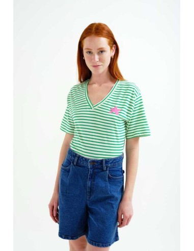 CAMISETA CON ESTAMPADO DE RAYAS BLANCO Y VERDE.