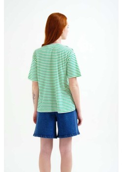 CAMISETA CON ESTAMPADO DE RAYAS BLANCO Y VERDE. 2