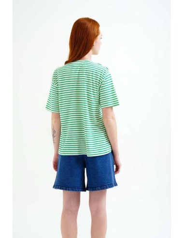 CAMISETA CON ESTAMPADO DE RAYAS BLANCO Y VERDE.