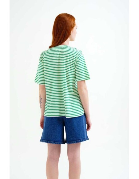 CAMISETA CON ESTAMPADO DE RAYAS BLANCO Y VERDE.
