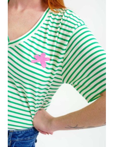 CAMISETA CON ESTAMPADO DE RAYAS BLANCO Y VERDE.