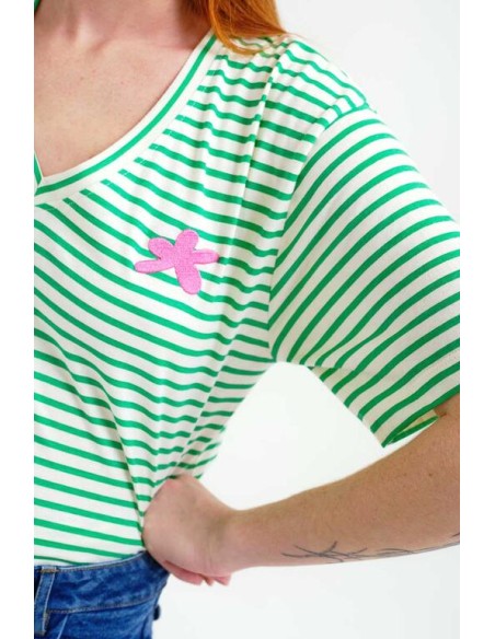 CAMISETA CON ESTAMPADO DE RAYAS BLANCO Y VERDE.