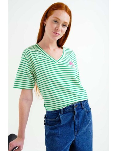 CAMISETA CON ESTAMPADO DE RAYAS BLANCO Y VERDE.