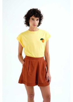 CAMISETA CON BORDADO DE NARANJA.