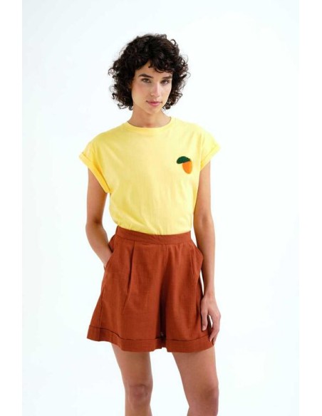 CAMISETA CON BORDADO DE NARANJA.