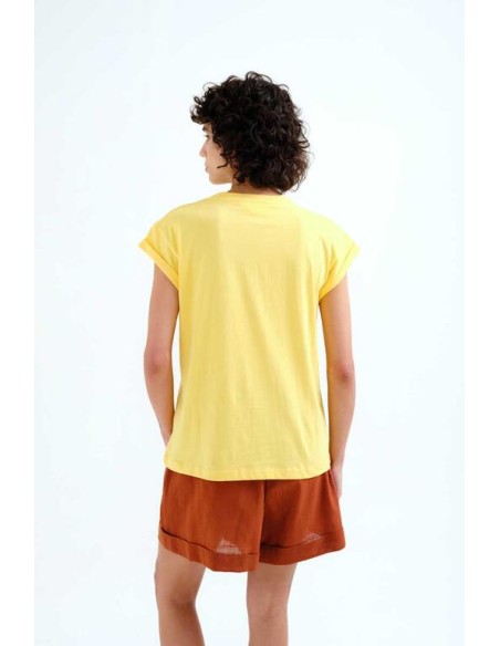 CAMISETA CON BORDADO DE NARANJA.