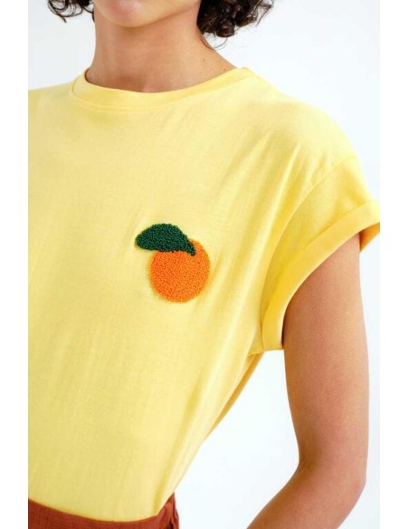 CAMISETA CON BORDADO DE NARANJA.