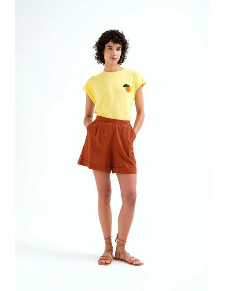 CAMISETA CON BORDADO DE NARANJA.