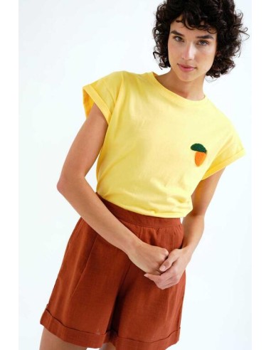CAMISETA CON BORDADO DE NARANJA.