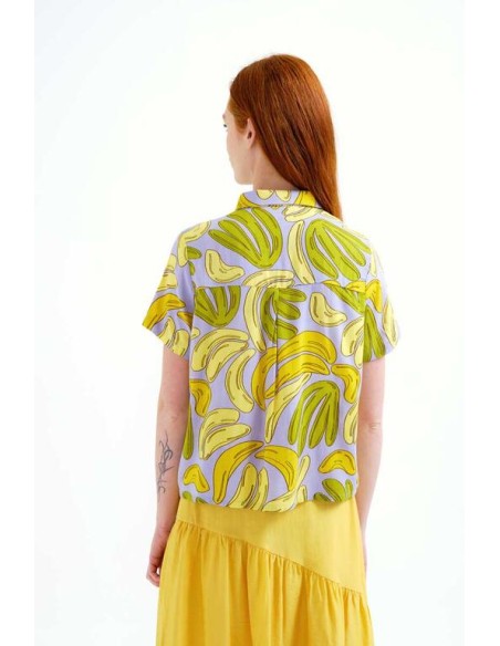 CAMISA CON ESTAMPADO GUINEO.