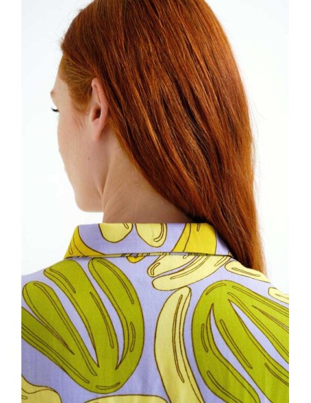 CAMISA CON ESTAMPADO GUINEO.