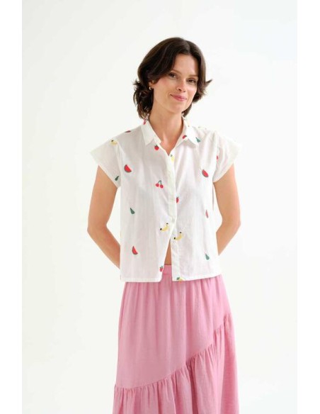 CAMISA BLANCA 100% ALGODÓN CON BORDADO DE ENSALADA DE FRUTAS.