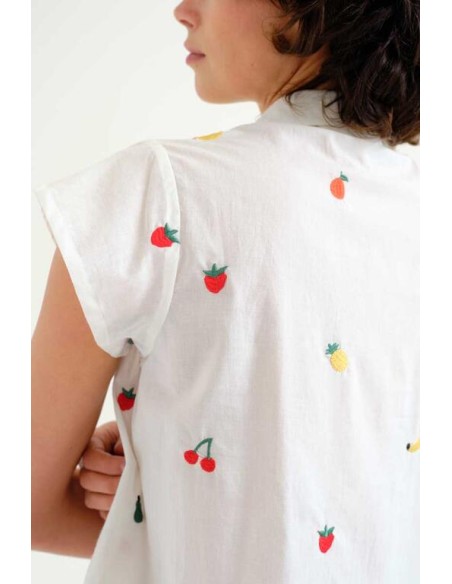 CAMISA BLANCA 100% ALGODÓN CON BORDADO DE ENSALADA DE FRUTAS.