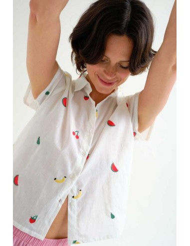 CAMISA BLANCA 100% ALGODÓN CON BORDADO DE ENSALADA DE FRUTAS.