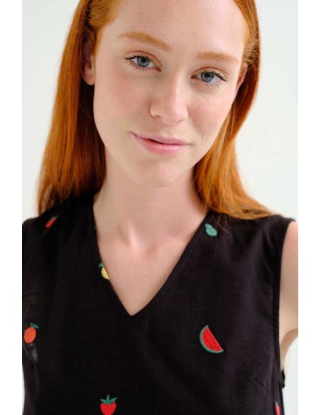 TOP 100% ALGODÓN NEGRO CON BORDADO DE ENSALADA DE FRUTAS.