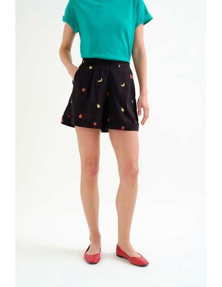 SHORTS 100% ALGODÓN NEGRO CON BORDADO DE ENSALADA DE FRUTAS.