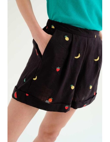 SHORTS 100% ALGODÓN NEGRO CON BORDADO DE ENSALADA DE FRUTAS.