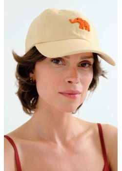 GORRA BEIGE CON BORDADO DE ELEFANTE ROJO.