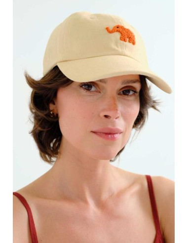 GORRA BEIGE CON BORDADO DE ELEFANTE ROJO.