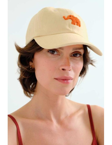 GORRA BEIGE CON BORDADO DE ELEFANTE ROJO.