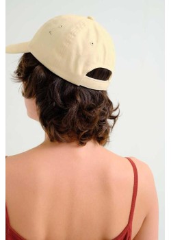 GORRA BEIGE CON BORDADO DE ELEFANTE ROJO. 2