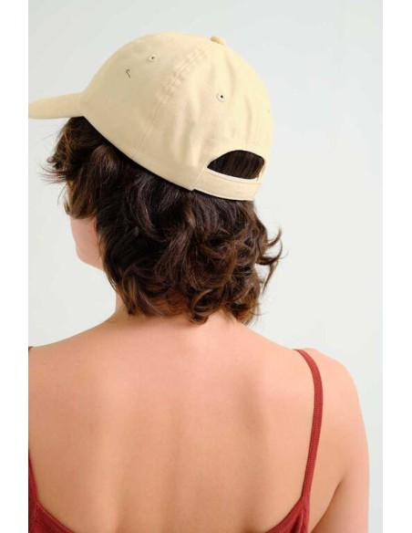GORRA BEIGE CON BORDADO DE ELEFANTE ROJO.