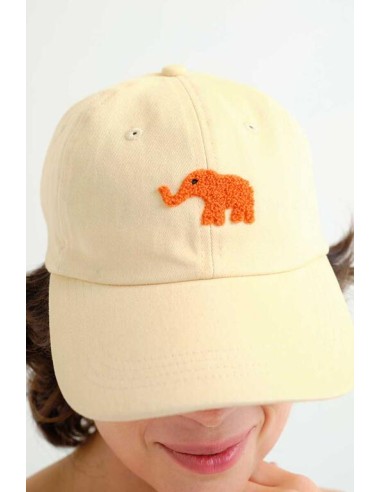 GORRA BEIGE CON BORDADO DE ELEFANTE ROJO.