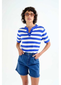 TOP CON ESTAMPADO DE RAYAS BLANCO Y AZUL.