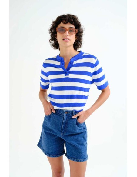 TOP CON ESTAMPADO DE RAYAS BLANCO Y AZUL.