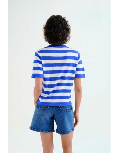 TOP CON ESTAMPADO DE RAYAS BLANCO Y AZUL.