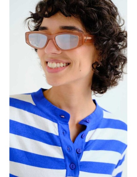 TOP CON ESTAMPADO DE RAYAS BLANCO Y AZUL.