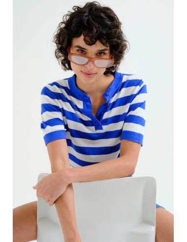 TOP CON ESTAMPADO DE RAYAS BLANCO Y AZUL.