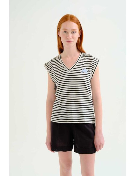 CAMISETA SIN MANGAS CON ESTAMPADO DE RAYAS BLANCO Y NEGRO.