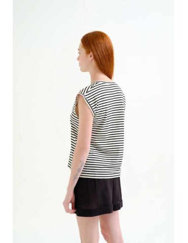 CAMISETA SIN MANGAS CON ESTAMPADO DE RAYAS BLANCO Y NEGRO.