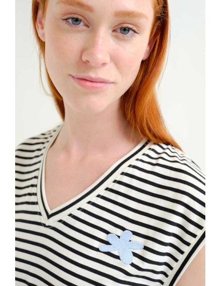 CAMISETA SIN MANGAS CON ESTAMPADO DE RAYAS BLANCO Y NEGRO.