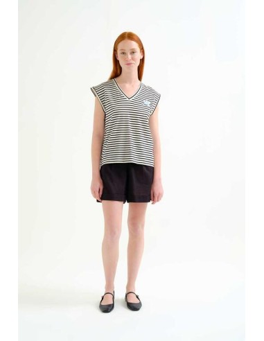 CAMISETA SIN MANGAS CON ESTAMPADO DE RAYAS BLANCO Y NEGRO.