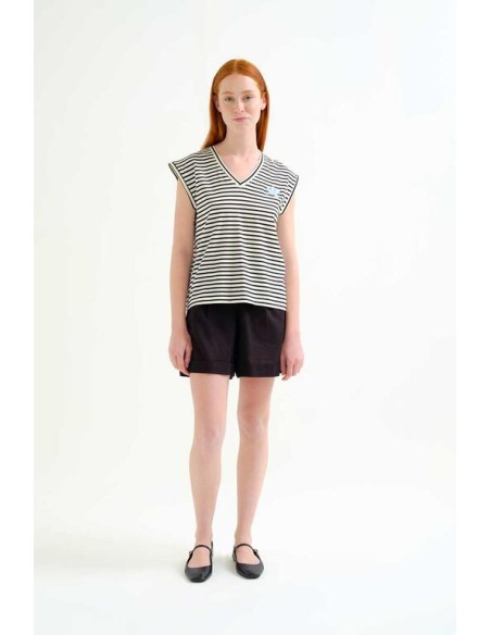 CAMISETA SIN MANGAS CON ESTAMPADO DE RAYAS BLANCO Y NEGRO.