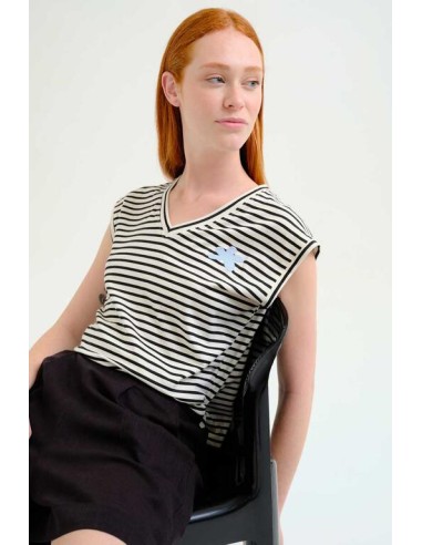 CAMISETA SIN MANGAS CON ESTAMPADO DE RAYAS BLANCO Y NEGRO.