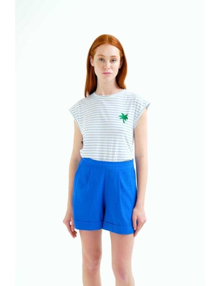 CAMISETA CON ESTAMPADO DE RAYAS BLANCO Y AZUL.