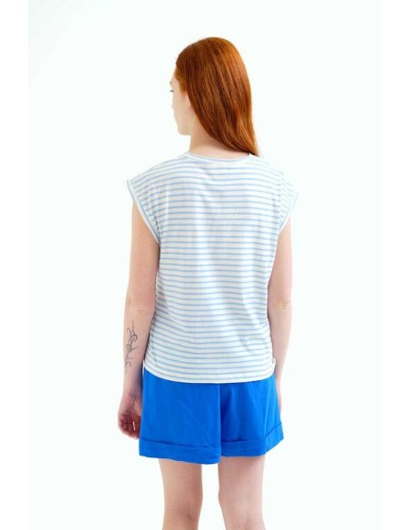 CAMISETA CON ESTAMPADO DE RAYAS BLANCO Y AZUL.