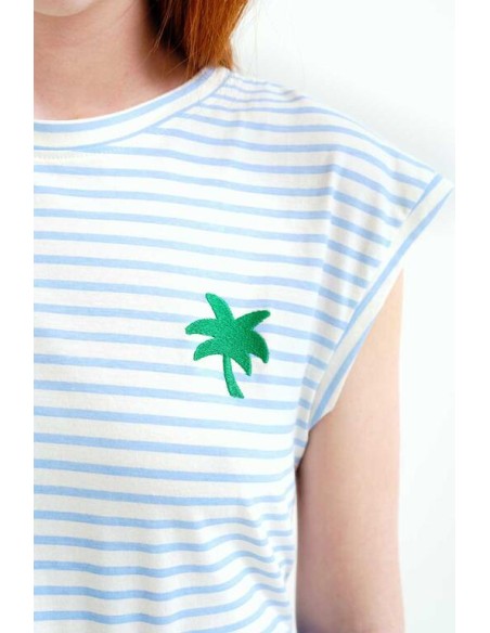 CAMISETA CON ESTAMPADO DE RAYAS BLANCO Y AZUL.