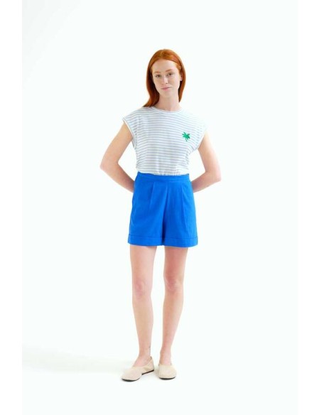 CAMISETA CON ESTAMPADO DE RAYAS BLANCO Y AZUL.