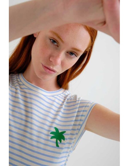CAMISETA CON ESTAMPADO DE RAYAS BLANCO Y AZUL.