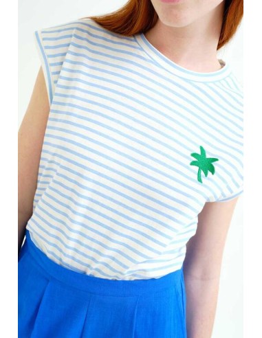 CAMISETA CON ESTAMPADO DE RAYAS BLANCO Y AZUL.